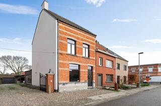 Karaktervolle woning met tuin en multifunctioneel bijgebouwIn een autoluwe straat in het centrum van Wommelgem bevindt zich deze statige woning met...
