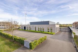 Ce bâtiment d'affaires situé à Vossenbergstraat 1 bénéficie d'un excellent emplacement dans un quartier moderne de PME à Dilsen-Stokkem. Le bâtiment a été construit en 2016, est en excellent état d'entretien et est entièrement prêt pour diverses activités professionnelles.<br /><br />L'emplacement stratégique est un atout absolu. Grâce à la liaison fluide avec Maasmechelen, Genk, Maaseik et les centres d'affaires environnants, ce bâtiment bénéficie d'une accessibilité optimale. En outre, la N75, la E314 en direction de Louvain/Bruxelles et des Pays-Bas, et la E313 en direction d'Anvers/Liège se trouvent à une courte distance.<br /><br />Le bâtiment combine un espace d'affaires fonctionnel avec des bureaux confortables. Il y a un entrepôt spacieux d'environ 400 m², complété par environ 280 m² de bureaux. Le bâtiment dispose également d'installations sanitaires, d'un réfectoire, de portes sectionnelles, etc.<br /><br />À l'extérieur, vous pourrez profiter d'un terrain spacieux de 3 940 m² offrant une grande marge de manœuvre, de nombreuses possibilités de stationnement et d'intéressantes possibilités d'extension à long terme.<br /><br />Surfaces :<br /><br />- Superficie du terrain : 3 940 m²<br />- Surface bâtie : 680 m²<br />- Surface de bureau : 280 m²<br />- Surface de stockage/entrepôt : 400 m²<br /><br />Une base multifonctionnelle et bien entretenue pour les entreprises qui valorisent l'apparence, l'accessibilité et le potentiel de croissance.<br /><br /><br />Registre des mesures: non