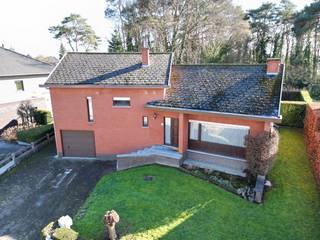 Solide en karaktervolle open bebouwing met een split-level indeling, 3 slaapkamers, garage en tuin. Dankzij de zuidelijke oriëntatie van de achtergevel baden de leefruimtes in het licht en geniet je optimaal van het verhoogde terras en de tuin. De woning is uitstekend gelegen in een verkeersluwe eenrichtingsstraat, op wandelafstand van de markt, winkels, scholen en het openbaar vervoer. Een ideale gezinswoning voor wie rust zoekt zonder in te boeten op een centrale ligging! EPC-score : 708 (label F - renovatieverplichting). Oppervlakte : 6a 26ca. Oriëntatie tuin : zuiden. Vg, Wg, Gmo, Gvkr, Vv. P en G-score: A. <br /><br />INDELING : <br />Kruipruimte +0,5 (plafondhoogte: ± 1,51m):<br /><br />Gelijkvloers +0 (plafondhoogte: ± 2,23m):<br />Garage (automatische sectionaalpoort, buitendeur naar achtertuin, douche, aansluiting wasmachine en droogkast, keramische uitgietbak, installatie elektriciteit, waterverzachter, watermeter, stookketel, toegang naar kruipkelder, trap naar +0,5).<br /><br />Verdieping + 0,5 (plafondhoogte: ± 2,60m):<br />Inkomhal (trap naar +1, vestiairehoek), toilet, sas (trap naar +0), keuken (buitendeur, keramische kookplaat, dampkap, vaatwasmachine, synthetische spoelbak, aanbouwkasten), living (schuifraam, schouw met inbouwcassette hout).<br /><br />Verdieping + 1 (plafondhoogte: ± 2,62m):<br />Overloop, slaapkamer 1, slaapkamer 2, slaapkamer 3, badkamer (ligbad, wc, lavabo op zuil, aanbouwkasten)<br /><br />Afzonderlijk : <br />Houten tuinhuis.<br /><br />AFWERKING :<br />- Vloer : keramische tegels, laminaat, vinyl.<br />- Muren : behangen, betegeld.<br />- Plafond : houten planchetten, geschilderd pleisterwerk.<br /><br />AFMETINGEN :<br />Zie indelingsplannen bij downloads.<br /><br />DIVERSEN : <br />Houten ramen met dubbele beglazing. Rolluiken in pvc met lint. Centrale verwarming op stookolie met convectoren.<br /><br />STEDENBOUWKUNDIG :<br />Stedenbouwkundige vergunning : ja (bouwvergunning 1968)<br />Stedenbouwkundige bestemming : woongebied<br />Geen rechterlijke herstelmaatregel of bestuurlijke maatregel opgelegd.<br />Voorkooprecht : nee<br />Verkavelingsvergunning : ja (verkavelingsvergunning anno 1964)<br />P-score: A / G-score: A