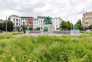 Gelegen in het bruisende Antwerpen-Zuid, één van de meest gegeerde buurten van de stad, geniet deze woning van een uitstekende ligging. Op wandelafstand bevinden zich tal van restaurants, gezellige cafés, winkels, supermarkten en openbaar vervoer. Ook het vernieuwde Zuidpark, de Scheldekaaien en het historische stadscentrum liggen vlakbij. <br /><br />Bent u op zoek naar een interessante investeringsopportuniteit? Dan is deze karaktervolle woning zeker een bezoek waard. De woning, daterend uit 1917, is momenteel ingedeeld in vijf éénslaapkamerappartementen met een bewoonbare oppervlakte tussen 41 m² en 51 m².<br /><br />Indeling:<br />4de verdieping (41 m²): leefruimte met open keuken en badkamer met douche, lavabo en toilet.<br />3de verdieping (51 m²): te renoveren appartement met slaapkamer, leefruimte en keuken.<br />2de verdieping: leefruimte, keuken, badkamer met douche en mezzanine.<br />1ste verdieping: slaapkamer, leefruimte met open keuken en badkamer met douche, lavabo en toilet.<br />Gelijkvloers: appartement met slaapkamer op de kelderverdieping.<br /><br />Elk appartement beschikt over een aparte gas- en elektriciteitsmeter. Het waterverbruik is gemeenschappelijk.<br /><br />Potentiële huuropbrengst: circa €3.000/maand. Dankzij de uitstekende ligging en de huidige indeling biedt deze woning een interessante investeringskans met aantrekkelijk rendementspotentieel.<br /><br />EPC: 264 kWh/m²<br />P &amp; G-score: C<br />Stedenbouwkundige inlichtingen: in aanvraag.