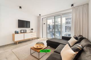 Op een toplocatie in Wenduine, op wandelafstand van zowel de hoofdstraat als de zeedijk, bevindt zich dit recent en stijlvol duplexappartement.<br /><br />De residentie werd opgetrokken in 2019 en combineert een moderne uitstraling met een uitstekend wooncomfort. Bovendien beschikt het appartement over een gunstig energieprestatiecertificaat (EPC-label A).<br /><br />Bij binnenkomst betreedt u de inkomhal die toegang geeft tot de lichtrijke leefruimte met open, volledig uitgeruste keuken voorzien van alle hedendaagse toestellen. Vanuit de woonkamer heeft u toegang tot een zonnig terras waar u van de middagzon tot de vooravond kan genieten. Op dit niveau vindt u verder een praktische berging, een gastentoilet en een ruime slaapkamer met ensuite badkamer.<br /><br />Op de benedenverdieping bevindt zich de tweede slaapkamer, eveneens met privatieve badkamer en rechtstreekse toegang tot een gezellig koertje, ideaal om te tafelen of te aperitieven in alle rust.<br /><br />Bent u op zoek naar een vaste bewoning, tweede verblijf of een goede investering? Contacteer dan zeker Victor via victor@immofrancois.be of via het nummer +32 470 64 60 28!<br /><br />