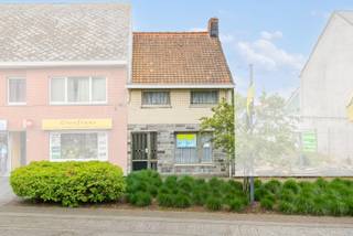 Bent u op zoek naar een renovatieproject met tal van mogelijkheden? Deze centraal gelegen woning in het hart van Oosterzele biedt een unieke kans voor investeerders of projectontwikkelaars. De woning dient volledig gerenoveerd te worden, aantrekkelijke ligging op wandelafstand van winkels, scholen en openbaar vervoer.<br />Een absolute troef is de ruime en mooie tuin, waar u in alle rust kunt genieten van groen en privacy. Het perceel biedt bovendien interessante mogelijkheden voor verdere ontwikkeling, afhankelijk van de geldende stedenbouwkundige voorschriften. <br />Dankzij de centrale ligging, het ruime perceel en het aanzienlijke potentieel vormt deze eigendom een buitenkans voor wie op zoek is naar een pand met toekomstperspectief.<br />Voor meer informatie of een bezoek ter plaatse, contacteer Roxanne op 0496/85.09.62.
