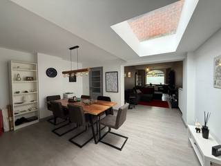 Deze recent gerenoveerde woning in de Harelbekestraat is ideaal gelegen voor wie centraal in Gent wil wonen. De woning bevindt zich op wandelafstand van UZ Gent en geniet daardoor van een uitstekende ligging, met winkels, openbaar vervoer en andere voorzieningen in de nabije omgeving.
Bij het binnenkomen kom je terecht in een aangename inkomhal die toegang geeft tot de ruime leefruimte. Dankzij de dakkoepel valt er bijzonder veel natuurlijk licht binnen, wat zorgt voor een warme en lichtrijke sfeer. Achteraan de woning bevindt zich de keuken, met aansluitend de vernieuwde badkamer, voorzien van een douche en lavabo. Ook het toilet bevindt zich op dit niveau. Verder beschikt de woning over een kleine kelderberging, ideaal voor het opbergen van fietsen, voorraad of andere spullen.
Op de eerste verdieping bevinden zich twee ruime slaapkamers die voldoende mogelijkheden bieden voor een gezin, koppel of wie graag over een extra kamer beschikt. Via de trap bereik je de zolderkamer, die dankzij het aanwezige Velux-raam perfect kan worden ingericht als derde slaapkamer, bureau, hobbyruimte of extra leefruimte.
Als extra troef beschikt de woning over een gezellig klein stadstuintje, een aangename plek om buiten te zitten en te genieten van wat rust midden in de stad.
Kortom, deze woning combineert een recente renovatie, aangename leefruimtes, drie mogelijke kamers en een uitstekende centrale ligging op wandelafstand van UZ Gent. Een ideale thuis voor wie comfortabel en centraal in Gent wil wonen.