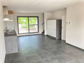 Graag stellen wij u dit moderne duplexappartement met twee slaapkamers voor!Het appartement is gelegen op de tweede en derde verdieping van een...