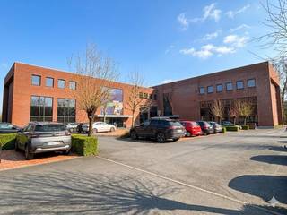 Kantoorgebouw te koop met zichtbaarheid vanop de Ring te Roeselare met een bruikbare oppervlakte van 3.222m² en bijhorende parking voor 92...