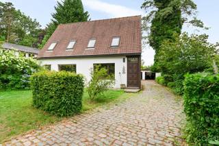 <p>Deze charmante woning, op een perceel van 1.061m², is centraal gelegen, op wandelafstand van het centrum Sint Job, met winkels, scholen en openbaar vervoer. Ook de Brechtse Heide bevindt zich vlakbij, ideaal voor wie houdt van wandelen en fietsen. De woning is instapklaar en kan naar eigen smaak verder worden opgefrist.</p>
<p><strong>Indeling</strong></p>
<p>Op het gelijkvloers bevindt zich een inkomhal met trap naar de verdieping. De ruime, open leefruimte met zithoek, eetplaats en keuken geniet dankzij de open indeling van een aangename natuurlijke lichtinval. Verder beschikt de woning over een afzonderlijke vestiaire, een gastentoilet, een badkamer met ruime inloopdouche en een extra kamer die perfect dienst kan doen als slaapkamer of bureel.</p>
<p>Aansluitend aan de keuken bevindt zich een praktische berging met aansluitingen voor wasmachine en droogkast. Via de keuken heeft u toegang tot het overdekte terras en de volledig afgesloten tuin.</p>
<p>Op de eerste verdieping zijn er drie volwaardige slaapkamers en een tweede badkamer met ligbad. Via een vaste trap bereikt u de zolder als extra bergruimte.</p>
<p>Achteraan het perceel bevindt zich een dubbele garage. De tuin is volledig omheind en toegankelijk via een geautomatiseerde houten toegangspoort, wat zorgt voor extra comfort en privacy.</p>
<p>Een ideale woning voor gezinnen die op zoek zijn naar ruimte, een centrale ligging en een woning met heel wat mogelijkheden.</p>
