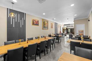 <p><strong>ALTRO VERKOOPT:</strong></p><p></p><p>Dit uitzonderlijke opbrengsteigendom in de levendige Wondelgemstraat te Gent biedt een unieke combinatie van een bloeiende horecazaak en een gezellig appartement. Een absolute buitenkans voor investeerders of ondernemers die wonen en werken willen combineren in een bruisende buurt!</p><p></p><p>Op het gelijkvloers bevindt zich de zeer goed draaiende pizzazaak. De handelsruimte werd in 2012 volledig vernieuwd en is uitgerust met hoogwaardige, moderne toestellen, een efficiënte inrichting en een overvloed aan werk- en opbergruimte.</p><p>Boven de zaak bevindt zich een comfortabel appartement met een onafhankelijke indeling. Het eerste verdiep beschikt over een prima uitgeruste keuken, badkamer en een verrassend ruime en gezellige living. Het tweede verdiep biedt plaats aan 2 volwaardige slaapkamers en op het derde verdiep bevindt zich nog een handige zolderruimte. Het appartement is momenteel verhuurd, maar kan mits opzeg ook perfect dienen voor eigen bewoning.</p><p></p><p>Ook op vlak van energie scoort dit pand uitstekend: de aanwezigheid van zonnepanelen zorgt voor een zeer gunstig EPC-label, wat een enorme troef is voor zowel de zaak als het woondeel.</p><p>Een unicum op een toplocatie in Gent met een gegarandeerd rendement en tal van mogelijkheden. Dit pand is beslist uw bezoek waard!</p><p></p><p><strong>Interesse?</strong> Maak snel uw afspraak: Leen De Clercq – Altro Vastgoed | 0478 69 84 34 | Leen@altrovastgoed.be</p>