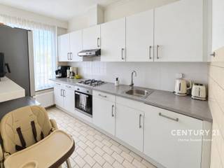 <p><span>Appartement te huur gelegen aan de Jan Frans Willemsstraat 45, op de 3e verdieping van een gebouw met lift.</span></p>
<p><span>Dit aangename appartement verkeert in zeer goede algemene staat en geniet van veel natuurlijk licht. Het beschikt over een zeer ruime woonkamer, grote slaapkamers met mooie ruimtes, een mooie inkomhal en een apart toilet.</span></p>
<p><span>Het appartement beschikt eveneens over een privatieve garage. De gemeenschappelijke kosten zijn inbegrepen in de totale huurprijs van 1.250 euro per maand.</span></p>
<p><span>De eigenaars wensen dat het appartement goed wordt onderhouden en dat de toekomstige huurders de woning en de andere bewoners van de mede-eigendom respecteren. De eigenaars wensen eveneens dat er niet wordt gerookt in het appartement.</span></p>
<p><span>Er wordt een minimum van twee inkomens gevraagd om een stabiele financiële situatie te kunnen garanderen.</span></p>
<p><span>Voor meer informatie of om een bezoek te organiseren, aarzel niet om contact met ons op te nemen.</span></p>