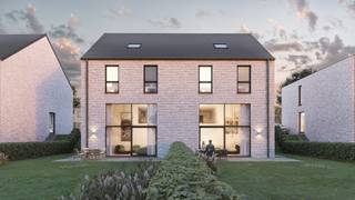 In Kleinenbergstraat, een doodlopende en kindvriendelijke straat, ontwikkelt Durabrik een kleinschalig woonproject. Met de nabijheid van de hoofdstad én van de groene rand rond Brussel is het hier heerlijk wonen. De goede verbinding met Woluwedal en de E40 zijn ideaal voor je woon-werkverkeer, maar ook de dagelijkse voorzieningen zoals bakker, slager, kinderopvang en school zijn een gemak.<br /><br />- Halfopen bebouwing met zicht op groen<br />- Grote raampartijen achteraan met veel lichtinval<br />- Split-level woning<br />- 3 slaapkamers<br />- 2 parkeerplaatsen<br /><br />Jouw woning is future proof dankzij het doorgedreven isolatiepakket, warmtepomp met vloerverwarming, ventilatiesysteem D en zonnepanelen. De energiezuinigheid resulteert dan ook in een e-peil lager dan 0. <br /><br />Voor de afwerking kan je rekenen op de begeleiding én expertise van ons interieurteam.<br /><br />Wens je meer informatie, contacteer ons dan via info@durabrik.be of via het nummer 09 280 60 60.<br />Afspraken kunnen doorgaan bij je thuis of in onze kijkwoning in Dilbeek.<br /><br />* beelden zijn indicatief