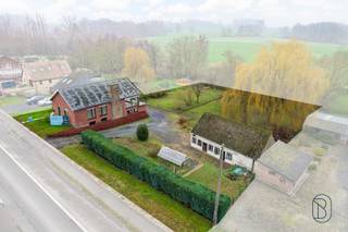 Villa solide avec sous-sol et annexe/terrain à bâtir supplémentaire sur un terrain de pas moins de 3 090 m², bénéficiant d'une magnifique vue...