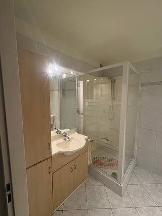 <p>Huurprijs: €950/maand<br />Gemeenschappelijke kosten: €130/maand<br />Beschikbaar vanaf: 10 augustus<br /><br />Bent u op zoek naar een ruim en lichtrijk appartement op een toplocatie? Dan is dit instapklare appartement van ca. 122 m² in het hart van Genk precies wat u zoekt. Gelegen op de tweede verdieping van Shopping 2, met winkels, horeca, openbaar vervoer en alle voorzieningen op wandelafstand.<br /><br />Indeling<br />* Lichtrijke woonkamer<br />* Open, volledig geïnstalleerde keuken<br />* 3 volwaardige slaapkamers<br />* Badkamer met douche, lavabo en toilet<br />* Praktische berging<br />* Ruim terras van 22 m²<br />* Lift aanwezig in het gebouw<br /><br />Comfort & uitrusting<br /><br />Volledig uitgeruste keuken met:<br />* Vaatwasser<br />* Oven<br />* Microgolfoven<br />* Koelkast<br /><br />* Wasmachine en droogkast inbegrepen<br />* Vloerverwarming voor optimaal wooncomfort<br /><br />Troeven<br />* 122 m² bewoonbare oppervlakte<br />* 3 slaapkamers<br />* Groot terras van 22 m²<br />* EPC-label C (220 kWh/m²/jaar)<br />* Aluminium ramen met dubbele beglazing<br />* Lift aanwezig<br />* Centrale ligging met alle voorzieningen op wandelafstand<br />* Vlotte verbinding met invalswegen en openbaar vervoer<br /><br />Dit ruime appartement combineert comfort, een praktische indeling en een uitstekende ligging in het centrum van Genk. Dankzij de volledig uitgeruste keuken, de inbegrepen wasmachine en droogkast en de aangename vloerverwarming is het appartement volledig instapklaar.<br /><br />Interesse?<br />Wilt u een bezichtiging inplannen of meer informatie ontvangen? Stuur dan een e-mail naar matteobortolazzi1@gmail.com.<br /><br />Gelieve in uw bericht kort iets over uzelf te vertellen (wie u bent, met hoeveel personen u het appartement wilt huren, uw professionele situatie en de gewenste huurdatum). Vermeld ook uw telefoonnummer, zodat we u eenvoudig kunnen contacteren om een bezichtiging in te plannen.</p>