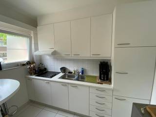 Gelijkvloers tweeslaapkamer appartement met groot terras.We betreden dit gelijkvloers appartement via de inkomhal, met van daaruit toegang tot een...