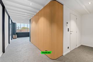 Op de tweede verdieping, in het voormalig fabriekspand "De Groote Fabrieke", treffen we deze hoogwaardig afgewerkte loft. De loft combineert de nieuwste technieken met behoudt van authentieke elementen. <br /><br />De indeling is als volgt. Via de inkomhal, met ingemaakte kasten en een apart gastentoilet, betreden we de grote open keuken. De keuken is voorzien van alle toestellen en biedt via een verborgen deur toegang tot een ruime berging (15 m²). Aansluitend aan de keuken is er de grote, lichtrijke, woonkamer en het terras (25m²) dat volop rust en privacy biedt.<br /><br />Op de tweede verdieping biedt de loft nog 2 volwaardige slaapkamers met elk een eigen badkamer. <br /><br />Er is ook de mogelijkheid tot de aankoop van een autostaanplaats met extra berging. <br /><br />Wenst u meer informatie of een bezoek? Aarzel dan niet om contact op te nemen via Ruben: 0479/60.36.94. <br /><br />