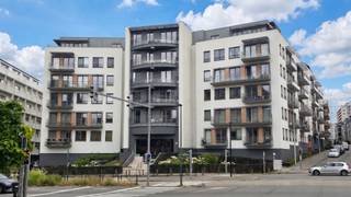 <p><span>Prachtig en modern 1-slaapkamer appartement met terras en tuinuitzicht – Sint-Lambrechts-Woluwe</span></p><p><span> </span></p><p><span>Gelegen in het standingvolle en recente gebouw </span><span>"Victory"</span><span>, biedt dit uiterst comfortabele 1-slaapkamer appartement op de </span><span>derde verdieping</span><span> de perfecte balans tussen moderne luxe, rust en een uitstekende bereikbaarheid. Het gebouw verwelkomt u via een indrukwekkende en stijlvol afgewerkte inkomhal.</span></p><p><span> </span></p><p><span>Indeling van het appartement:</span></p><p><span> </span></p><ul><li><span>Lichtrijke Living:</span><span> Een gezellige woonkamer met een warme, hoogwaardige parketvloer. De grote kamerhoge glaspartijen zorgen voor natuurlijk licht en bieden directe toegang tot het terras.</span></li><li><span>Rustgevend Terras & Slaapkamer aan de tuinzijde:</span><span> Het privéterras is de ideale plek om te ontspannen en kijkt uit over de rustige, gemeenschappelijke binnentuin. </span><span>Zowel het terras als de slaapkamer liggen aan de achterzijde van het gebouw</span><span>, waardoor u geniet van absolute stilte en een groen uitzicht, volledig afgeschermd van het straatlawaai. De slaapkamer heeft bovendien een eigen directe toegang tot het terras.</span></li><li><span>Volledig Uitgeruste Keuken:</span><span> Een moderne, strakke keuken in witte uitvoering met voldoende kastruimte. De keuken is voorzien van alle hedendaagse comfort, waaronder een kookplaat, dampkap, oven, ingebouwde magnetron en een dubbele spoelbak.</span></li><li><span>Luxe Douchekamer:</span><span> De stijlvolle badkamer is volledig betegeld en uitgerust met een comfortabele inloopdouche met glazen schuifdeur, een dubbel wasmeubel met handige spiegelkasten en een handdoekradiator.</span></li><li><span>Berging & Apart Toilet:</span><span> Het appartement beschikt over een aparte berging (ideaal voor extra opslag of huishoudelijke apparaten) en een afzonderlijk gastentoilet.</span></li><li><span>Ondergrondse Staanplaats:</span><span> Nooit meer zoeken naar parkeergelegenheid dankzij de privé-parkeerplaats in de beveiligde ondergrondse garage van het gebouw.</span></li></ul><p><span> </span></p><p><span>Troeven:</span></p><ul><li><span>Gelegen in het prestigieuze "Victory"-project in Sint-Lambrechts-Woluwe.</span></li><li><span>Volledig rustig gelegen aan de achterzijde met uitzicht op de binnentuin.</span></li><li><span>Inclusief private ondergrondse parkeerplaats.</span></li><li><span>Uitstekende staat van onderhoud, instapklaar en modern afgewerkt</span></li></ul><p><span> </span></p><p><span>Heeft dit appartement uw interesse gewekt? Download dan de volledige inlichtingenfiche onder het tabblad 'documenten' hieronder.</span></p><p><span> </span></p>