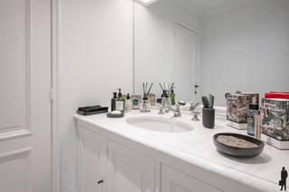 <p><strong>Exclusieve penthouse met panoramische terrassen in het prestigieuze parkdomein Wilaard te Kapellen<br /><br /></strong>In het gegeerde en volledig afgesloten <strong>parkdomein Wilaard</strong> bevindt zich deze uitzonderlijke <strong>penthouse</strong> op een toplocatie nabij het centrum van Kapellen. Omringd door groen, rust en privacy geniet u hier van een unieke woonbeleving met prachtige zichten over het domein. Dankzij de royale leefruimtes, hoogwaardige afwerking, meerdere terrassen en een indrukwekkend dakterras behoort dit appartement tot de absolute top van het residentieel aanbod in de regio.<br />De lift brengt u rechtstreeks naar de privatieve inkomhal van het appartement, waar een stijlvolle <strong>marmeren vloer</strong>, vestiairekast en gastentoilet meteen de toon zetten.</p>
<p><strong>Indeling<br /></strong>- Ruime en lichtrijke <strong>leefruimte op parketvloer<br /></strong>- Gezellige zithoek met <strong>open haard</strong>, maatkasten en grote schuiframen<br />- Aparte televisie- en leeshoek met ingebouwde bibliotheekkasten<br />- Volledig vernieuwde <strong>leefkeuken (2024)</strong> met ontbijthoek<br />- Rechtstreekse toegang tot het ruime <strong>zuidgerichte terras<br /></strong>- Praktische keukenberging<br />- Ruime bijkeuken/wasplaats met veel kastruimte<br />- Royale <strong>master suite</strong> met dressing<br />- Luxueuze badkamer in wit marmer met ligbad, douche, dubbele lavabo en toilet<br />- Tweede ruime slaapkamer met aansluitende dressing<br />- Tweede badkamer in wit marmer voorzien van ligbad, douche, dubbele lavabo en toilet<br />- Extra berg- en wasruimte</p>
<p><strong>Verdieping<br /></strong>Via een vernieuwde eiken trap bereikt u de bovenverdieping.<br />- Derde slaapkamer, bureau of multifunctionele ruimte<br />- Rechtstreekse toegang tot het spectaculaire <strong>dakterras<br /></strong>- Maximale privacy en panoramisch uitzicht</p>
<p><strong>Terrassen en buitenruimte<br /></strong>- Groot <strong>zuidgericht terras</strong> aansluitend aan leefruimte en keuken<br />- Gigantisch <strong>dakterras</strong> zonder inkijk<br />- Elektriciteit, verlichting en wateraansluitingen voorzien<br />- Elektrische zonneluifels en zonnescreens<br />- Uitzicht op het prachtig aangelegde parkdomein</p>
<p><strong>Bijzonderheden<br /></strong>- Gelegen in het exclusieve <strong>parkdomein Wilaard<br /></strong>- Volledig afgesloten residentieel domein<br />- Lift rechtstreeks tot in het appartement<br />- <strong>Leefkeuken vernieuwd in 2024<br /></strong>- Twee slaapkamers met dressing en eigen badkamer<br />- Airconditioning in keuken en bijkeuken<br />- Overal vliegenramen<br />- 3 terrassen<br />- Dak recent vernieuwd en extra geïsoleerd<br />-<strong> Dubbele garage voor 2 wagens<br /></strong>- Privatieve parkeerplaats<br />- Ruime privatieve kelderberging<br />- Mede-eigendom van een groen domein met tuin en bos achter het gebouw</p>
<p><strong>Ligging<br /></strong>Wilaard geniet een uitstekende ligging op wandelafstand van het centrum van Kapellen, winkels, horeca, openbaar vervoer en het station. Het domein staat bekend om zijn exclusieve karakter, veiligheid en uitzonderlijk groene omgeving, waardoor u hier geniet van een unieke combinatie van rust, privacy en bereikbaarheid.<br /><br /><strong>Een uitzonderlijke penthouse waar ruimte, luxe, privacy en natuurbeleving harmonieus samenkomen. De combinatie van hoogwaardige afwerking, royale terrassen en een unieke ligging in het prestigieuze domein Wilaard maakt van deze eigendom een zeldzame opportuniteit in Kapellen.</strong></p>