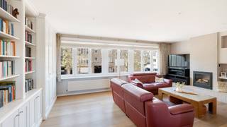 Verzorgde en stevige woning uitstekend gelegen in de Bondgenotenlaan te Heist-aan-Zee, centraal en op wandelafstand van het station, het strand en alle winkels. <br /><br />Een bijzonder groot volume over vier bouwlagen. <br /><br />Op het gelijkvloers een inkomhal met toegang tot een praktische bureauruimte, een wasplaats met douche, extra bergruimte en een handige garage, ideaal voor fietsen en opslag.<br /><br />De eerste verdieping met een brede en zonnige woonkamer met een gevelbreedte van 7 meter. Hier geniet je van een gezellige open haard, parketvloeren en een prachtige op maat gemaakte bibliotheekkast. Aansluitend vind je een aparte, verzorgde keuken en toegang tot een mooi zonneterras.<br /><br />Op de tweede verdieping zijn er 3 volwaardige slaapkamers en een volledig vernieuwde badkamer, uitgerust met zowel een ligbad als een inloopdouche.<br /><br />De derde verdieping biedt nog eens 2 extra slaapkamers en bijkomende bergruimte.<br /><br />Troeven: Mooie ligging, 5 slaapkamers, stevige constructie (volledig beton), garage, terras en tuin. Energielabel B, op de grens met A-label. Zonnepanelen, nieuwe condensatieketel.<br /><br />Bezoeken? Contacteer Willem Cauwels op Tel. 050 89 27 70