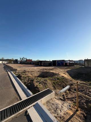 Projectgrond op maat te ontwikkelen in Beerse
Gelegen aan de Toekomstlaan en Dennenlaan in Beerse bevindt zich dit kwalitatieve, bouwrijpe perceel van 6.627 m², ideaal voor een built-to-suit bedrijfsontwikkeling.
Deze locatie biedt ondernemers en investeerders een unieke kans om een bedrijfsgebouw te realiseren dat volledig wordt afgestemd op hun operationele behoeften en toekomstvisie.
De site maakt deel uit van een goed ontsloten KMO-zone en geniet van een strategische ligging met een vlotte aansluiting op de E34, wat zorgt voor een snelle verbinding naar omliggende steden en economische knooppunten.
Troeven van dit perceel
Flexibele indeling van oppervlaktes volgens uw bedrijfsactiviteiten
Volledig maatwerk: ontwikkeling afgestemd op uw specifieke wensen
Uitstekend geschikt voor zowel eigen gebruik als langetermijninvestering
Strategische ligging in een dynamische KMO-zone