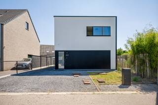 Nabij het centrum van Berg bevindt zich deze recente en uiterst energiezuinige gezinswoning, gebouwd in 2021. Met een EPC-score van slechts 20 kWh/m²/jaar (label A) en een zuidoostgerichte tuin, biedt deze woning alles wat een hedendaags gezin zoekt. U geniet hier van een moderne, open inrichting met veel lichtinval, ruimte en een bijzonder aangenaam wooncomfort.<br /><br />We betreden de woning via de inkomhal met gastentoilet. De lichtrijke leefruimte met hoge plafonds en vide creëert een uitzonderlijk ruimtelijk gevoel en vormt samen met de open keuken een aangename leefomgeving. De keuken is voorzien van alle comfort en beschikt over een aansluitende praktische berging. Verder beschikt de woning over een ruime kelder, waar zich een polyvalente hobbyruimte bevindt.<br /><br />Op de verdieping bevinden zich drie slaapkamers. Daarnaast is er een open bureauruimte voorzien. <br /><br />De zuidoostgerichte tuin nodigt uit om volop te genieten van zonnige dagen. Vooraan is er buitenparkeergelegenheid voor drie wagens.<br />Dankzij de 16 zonnepanelen, energiezuinige gascondensatieketel, vloerverwarming in de volledige woning, ventilatiesysteem D en regenwaterput, geniet u hier van bijzonder lage energiekosten. De aanwezige laadpaal vormt bovendien een extra troef voor wie elektrisch rijdt.<br /><br />Dit is een uitstekende opportuniteit voor wie op zoek is naar een recente, volledig instapklare gezinswoning met een uitstekende energiescore. <br /><br />Contacteer ons voor meer informatie op 0487 32 91 87 of via info@boonstravastgoed.be<br /><br />Bijzonderheden:<br />- Recente woning<br />- Parkeerplaats voor 3 wagens<br />- Volledig onderkelderd met polyvalente hobbyruimte