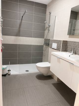<p><strong><span>Prachtig Ruim Appartement met 3 Slaapkamers in het Hart van Antwerpen</span></strong></p>
<p><span>Welkom in dit prachtige en ruime appartement met 3 slaapkamers, ideaal gelegen in het hart van Antwerpen. Deze woning combineert ruimte, comfort en een uitstekende ligging, waardoor ze perfect is voor gezinnen, koppels of professionals die willen genieten van het bruisende stadsleven.</span></p>
<p><span>Het appartement beschikt over drie ruime slaapkamers en twee moderne badkamers, waardoor er voldoende plaats is voor comfortabel wonen. Daarnaast is er airconditioning aanwezig in zowel de eetkamer als de master bedroom, zodat u ook tijdens warme dagen van een aangenaam binnenklimaat kunt genieten.</span></p>
<p><span>Het zonnige, zuidgerichte terras is de ideale plek om te ontspannen, te genieten van een kop koffie of gezellig buiten te eten. Voor extra comfort is er een parkeerplaats beschikbaar in het gebouw voor </span><strong><span>€150 per maand</span></strong><span>.</span></p>
<p><strong><span>Belangrijkste kenmerken:</span></strong></p>
<ul>
<li><span>3 ruime slaapkamers</span></li>
<li><span>2 badkamers</span></li>
<li><span>Airconditioning in de eetkamer en master bedroom</span></li>
<li><span>Zonnig zuidgericht terras</span></li>
<li><span>Optionele parkeerplaats in het gebouw (€150/maand)</span></li>
<li><span>Toplocatie in het hart van Antwerpen</span></li>
<li><strong><span>Huurprijs: €1.600 per maand (inclusief algemene kosten)</span></strong></li>
</ul>
<p></p>
