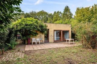 <p>Op een bijzondere locatie palend aan de Schotense Vaart, bevindt zich deze <strong>laagbouw </strong>woning met veel potentieel! Deze woning mag uiteraard heropgebouwd worden conform de bouwvoorschriften, die u kan bekomen op eenvoudig verzoek.<br />Gelegen op een perceel van ca. 406 m² met een frontbreedte van ca. 15 meter.<br /><br />Enkele belangrijke bouwvoorwaarden van het BPA Brechtsebaan - Zeurtebaan deel B :</p>
<ul>
<li>Bestemming: bouwstrook voor vrijstaande woning.</li>
<li>De woonfunctie kan worden aangevuld met een beperkte ruimte voor het uitoefenen van vrije beroepen voor zover ze de ruimtelijke draagkracht van de buurt niet overschrijven. Bovendien mag de oppervlakte voor vrije beroepen niet meer dan 50m² bedragen.</li>
<li>Bebouwings- en inrichtingsvoorschriften: het bruto bouwvolume van een woning betreft maximaal 850m3.</li>
<li>Inplanting: de bouwvrije afstand ten aanzien van de zij perceelsgrenzen bedraagt 3m.</li>
<li>Bouwhoogte: maximaal kroonlijsthoogte: 7m, maximale nokhoogte: 11m</li>
<li>Bouwdiepte: de bouwdiepte is vrij voor zover de op plan aangeduide bouwstroken worden gerespecteerd</li>
<li>Verharding: in functie van één toerit toegestaan met een maximum oppervlakte van 25m².</li>
<li>Afsluitingen: In de vorm van levende haag, al dan niet met draad verstrekt, verplicht te realiseren op 0,98m van de zonegrens met de zone voor fietspad of de ontworden rooilijn. Een opening ten behoeve van een inrit van maximaal 4m is toegestaan</li>
<li>Verharding achtertuin: elke vorm van verharding is verboden binnen de eerste 6m grenzend aan de zone voor afwatering of zone voor dijk.</li>
</ul>