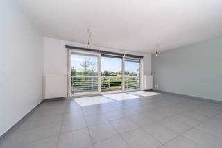 Gesitueerd in een groene en rustige omgeving, vinden we dit appartement met 2 slaapkamers met ondergrondse staanplaats te huur. Gelegen op de rand...