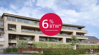 <span><strong>Luxueus wonen in het hartje van Beerse</strong></span><br /><br />Het nieuwe woonproject "Vredehof" ligt in het hartje van het gezellige centrum van Beerse langs de Vredestraat, waar voorheen de oude Peeters-Govers winkel gevestigd was. Het project situeert zich op wandelafstand van winkels, supermarkten, banken, gemeentehuis, etc. en biedt ‘ruimte om te leven’ temidden van het bruisend dorpsleven.<br /><br />“Vredehof” verwijst naar haar ligging langs de centraal gelegen Vredestraat. De achterzijde van het project grenst aan het kerkplein van Beerse.<br />Wie zin heeft in een verfrissende wandeling kan dat doen in het fraai aangelegde park achteraan het gebouw. De rust die hier gecreëerd zal worden is een weldaad voor de bewoners.<br /><br />Het woonaanbod in "Vredehof" is erg gevarieerd en verspreidt zich over 3 afzonderlijke toegangen. Het project omvat 16 appartementen met oppervlakten tussen 87m² en 180m² en allen voorzien van 1, 2 of 3 slaapkamers. Alle wooneenheden beschikken over een groot privaat leefterras. Ondergronds bevinden zich de parkeerplaatsen, garageboxen en bergingen. Een ruime fietsenstalling en vuilberging is voorzien op het gelijkvloers. Tevens zijn er 2 ruime handelspanden voorzien op het gelijkvloers met individuele terrassen.<br /><br />Ondergrondse parkeerplaats met berging of garagebox is verplicht bij aan te kopen.<br /><br />De energieprestaties van het project zullen de wettelijke norm ruimschoots overtreffen. Het bijzondere aan BEN-gebouwen (bijna-energieneutraal) is dat ze weinig energie verbruiken voor verwarming, ventilatie, koeling en warm water. De energie die nog nodig is, wordt uit groene energiebronnen gehaald.<br /><br /><strong>Voor inzage van de verkoopplannen en verkooplastenboek, kan u vrijblijvend een afspraak maken op kantoor.</strong>