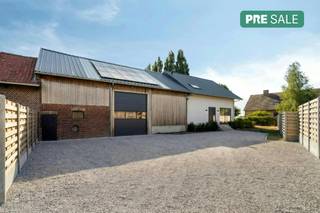 Alleenstaand huis met loods (148m²) en weide te koop in Westvleteren. Deze nieuwe woning is ideaal voor wie op zoek is naar een energiezuinig huis zonder werk. Het huis is gelegen in de Westvleterseweg 39A op een privaat perceel van 2.020m². De ruime gerenoveerde loods maakt dit huis uitermate interessant voor wie op zoek is naar een woning met veel opslagruimte. Ideaal voor een zelfstandigen met materiaal! Volledig nieuwbouw op palen. 6% btw!<br /><br />INDELING<br />Gelijkvloers: Inkomhal met apart toilet - ruime lichtrijke woonkamer met zicht op het terras en de weide - aansluitende open keuken met kwalitatieve toestellen - ruime berging/wasplaats.<br /><br />Eerste verdieping: Toilet - 3 ruime slaapkamers - badkamer met inloopdouche en ligbad.<br /><br />Ruime bergzolder.<br /><br />Buiten: Toegangspoort tot het perceel - binnenkoer - ruime loods met dubbele sectionaalpoort waardoor je rechtstreekse toegang hebt tot de weide - terras bij de woning - weide.<br /><br />TROEVEN<br />Nieuwbouwwoning<br />Gebouwd op palen<br />Drie mooie slaapkamers<br />Ruime loods<br />Kwalitatieve materialen <br />Zonnepanelen<br />Vloerverwarming met warmtepomp<br />Regenput<br /><br />De eigendom wordt aangeboden via de Pre-sale formule. Op 19/09/2026 tussen 10:00 en 12:00 kan u het huis met magazijn op afspraak komen bezichtigen en een bod uitbrengen. De vermelde prijs is een instelprijs. Voor meer info, gelieve contact op te nemen met de dossierverantwoordelijke.<br /><br />Bestuursmaatregelen in het maatregelenregister: in aanvraag<br /><br />Deze AI-visualisaties zijn bedoeld als inspiratie. Er werd geen rekening gehouden met technische specificaties, stedenbouwkundige voorschriften of de concrete mogelijkheden tot realisatie.