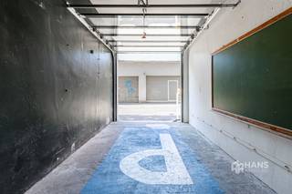 <p><span>Ruime garage met berging (90m²) in Antwerpen (2060)</span></p><p><span>In de Lange Van Bloerstraat bevindt zich deze uitzonderlijk ruime garage met een totale oppervlakte van circa 90 m². Dankzij haar royale afmetingen biedt ze tal van mogelijkheden voor wie naast een garage op zoek is naar extra opslagruimte, een werkplaats of een combinatie van beide.</span></p><p><span>De garage heeft een diepte van maar liefst 16 meter en is over het grootste deel van de ruimte 2,9 meter breed. Daarnaast beschikt ze over conforme elektriciteit, wat het gebruiksgemak aanzienlijk verhoogt.</span></p><p><span>Een extra troef is de aparte ruimte achteraan, uitgerust met een douche, toilet en lavabomeubel. Deze bijkomende voorzieningen zorgen voor extra comfort en maken de garage geschikt voor uiteenlopende doeleinden.</span></p><p><span>Ben je op zoek naar een ruime garage met extra mogelijkheden op een centrale locatie? Mis deze kans niet! Voor meer info of een gratis schatting surf naar </span><span><span>www.hansimmo.be</span></span><span>.</span></p><p><span> </span></p>
