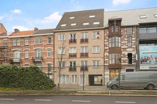 <p><span>OPEN DEUR ZAT. 16/5 Deze flat is vrijblijvend te bezichtigen op zaterdag 16 mei 2026 tussen 11u00 en 12u00. U bent van harte welkom! Deze centraal gelegen, zeer ruime studio met aparte slaaphoek is gelegen op een uitstekende ligging in Heverlee. </span><span>Dit lichtrijk eigendom met een nuttige bewoonbare oppervlakte van maar liefst 41 m² is gesitueerd vooraan op de derde verdieping van een welonderhouden en kleinschalige residentie en omvat een inkomhalletje met open ingerichte leefkeuken, een ruime living met veel maatwerk, een badkamer met douche en achteraan een knusse slaapkamer met een grote op maat gemaakte kleerkast. Bovendien beschikt deze ruime studio op het gelijkvloers nog over een overdekte fietsenstalling. Kortom, deze lichtrijke en instapklare flat is zeker uw aandacht waard. Maandelijkse lasten: €100,00 (inclusief water). Beschikbaar vanaf 15 juli 2026. Voor snelle beslissers!</span></p><p><span> </span></p><p><span> </span></p>