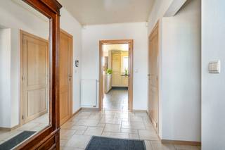 <p><span>Deze uitstekend onderhouden villa uit 2003 combineert ruimte, privacy en een uitzonderlijke ligging aan het natuurgebied en het kanaal Dessel-Schoten. Met een bewoonbare oppervlakte van 227 m² op een volledig omheind perceel van 993 m² geniet je hier van comfortabel wonen in een groene omgeving. De woning onderscheidt zich door haar doordachte indeling, kwaliteitsvolle materialen, een prachtige landelijke keuken, een zwembad en verschillende multifunctionele ruimtes die zich aanpassen aan jouw woonwensen.</span></p>
<h2><span>Indeling</span></h2>
<p><span>Bij het binnenkomen valt meteen de verzorgde afwerking en het gevoel van ruimte op. De leefruimte geniet van veel natuurlijke lichtinval en kijkt uit op het zwembad. Aansluitend bevindt zich de landelijke keuken, een bijzonder verzorgde ruimte die het centrale ontmoetingspunt van de woning vormt.</span></p>
<p><span>Op het gelijkvloers is daarnaast een extra kamer aanwezig die perfect kan functioneren als slaapkamer, thuiskantoor, hobbyruimte of praktijkruimte voor een vrij beroep, ook beneden is er een afzonderlijke douchekamer aanwezig.</span></p>
<p><span>De verdieping beschikt over 1 slaapkamer, aangevuld met een ruime multifunctionele kamer van maar liefst 48 m². Deze ruimte kan eenvoudig worden ingericht als extra slaapkamers, studio, speelkamer, fitnessruimte of werkruimte. Verder is er op het verdiep een ruime badkamer. </span></p>
<h2><span>Wooncomfort</span></h2>
<p><span>De woning verkeert in perfecte staat van onderhoud en werd steeds met zorg behandeld. De ruime leefomgeving, de kwalitatieve afwerking en de flexibele indeling maken deze villa geschikt voor gezinnen, thuiswerkers of wie extra ruimte zoekt voor hobby's en ontspanning.</span></p>
<h2><span>Buitenleven</span></h2>
<p><span>De volledig omheinde tuin biedt een hoge mate van privacy zonder inkijk. Het zwembad, de overkapping en de groene omgeving zorgen ervoor dat je hier het hele jaar door kan genieten van het buitenleven. Achteraan bevindt zich bovendien een ruime garage met afzonderlijke toegang, ideaal voor wagens, opslag, hobby's of een zelfstandige activiteit.</span></p>
<h2><span>Technische troeven</span></h2>
<ul>
<li><span>EPC-label B</span></li>
<li><span>Conforme elektrische installatie</span></li>
<li><span>Asbestvrij</span></li>
<li><span>Duurzame en kwaliteitsvolle materialen</span></li>
<li><span>Uitmuntende staat van onderhoud</span></li>
</ul>
<h2><span>Ligging</span></h2>
<p><span>De woning bevindt zich op een bijzondere locatie, grenzend aan natuurgebied en het kanaal Dessel-Schoten. Wandelaars, fietsers en natuurliefhebbers vinden hier dagelijks rust en ontspanning, terwijl voorzieningen, scholen en verbindingswegen vlot bereikbaar blijven.</span></p>
<p><span>Ben je op zoek naar een ruime villa waar comfort, privacy en natuur samenkomen? Neem contact op met domestic makelaar op 014 610386 voor een bezoek en ontdek zelf de mogelijkheden die deze eigendom te bieden heeft.</span></p>