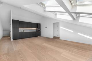 Wij stellen u graag dit luxueuze appartement voor op de Bondgenotenlaan in Leuven, gelegen in een historisch gebouw met slechts 8 entiteiten. Het pand werd met veel zorg volledig gerenoveerd, met behoud van het authentieke karakter. Bij het betreden van het gebouw valt meteen de statige inkomhal op, met authentieke elementen en marmeren accenten die de klasse van het geheel onderstrepen. Het appartement bevindt zich op de derde verdieping en geniet van een aangenaam ruimtegevoel en veel natuurlijk licht dankzij het schuine dak met grote dakramen. De keuken is volledig uitgerust en biedt alle hedendaags comfort. Verder beschikt het appartement over een ruime slaapkamer met aansluitend een stijlvolle badkamer met douche, lavabo en toilet. Ook achteraan is er een uitzonderlijke troef: een zeer ruime, gemeenschappelijke tuin, een zeldzaamheid op deze locatie. Kortom: een unieke opportuniteit voor wie op zoek is naar een kwalitatief gerenoveerd appartement op één van de meest gegeerde locaties in Leuven. Interesse? Contacteer ons via info@homies.be of 016 22 82 22.