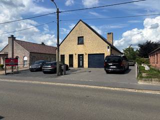 Deze ruime woning combineert energiezuinig comfort met een rustige, groene ligging. Geniet van een landelijke sfeer zonder in te boeten...