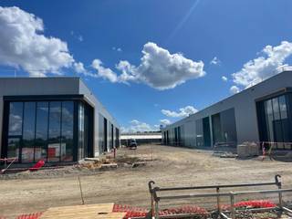 <p>DÉCOUVREZ AWANS lors de nos prochaines journées d'ouverture - Plus d'informations sur zabra.be/awans.</p><p>Cette unité PME est située dans un tout nouveau parc PME à proximité de l'autoroute E40. Outre les unités PME et deux bâtiments industriels, le site dispose de 23 000 m² de verdure et de plusieurs terrains de sport. Il s'agit d'un nouveau pôle d'attraction pour les entreprises régionales en pleine croissance. Le bâtiment a une superficie de 324 m² et dispose d'un parking privé. Le projet comporte également de nombreuses places de parking public. L'emplacement pratique à proximité de l'autoroute E40, combiné au parc vert présent, fait de ce parc d'affaires une destination exclusive et attrayante pour les entreprises et les entrepreneurs. Avantages : - Situé dans un nouveau parc de PME à proximité de l'E40, avec d'excellentes connexions vers toutes les grandes villes. - Nombreux magasins et restaurants à proximité. - Combinable avec d'autres unités Contactez-nous pour plus d'informations au 0472 89 60 18. Nos représentants se feront un plaisir de vous aider.</p>