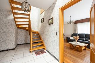 <p><span>Open bebouwing op zeven are grond in de Tivolilaan te Mechelen</span></p><p><span> </span></p><p><span>Deze goed onderhouden open bebouwing is gelegen in de gegeerde Tivolilaan, net buiten het centrum van Mechelen. De doodlopende woonwijk combineert rust met een uitstekende bereikbaarheid. Op slecht enkele minuten staat u met de fiets of te voet in het centrum van Mechelen. Winkels en scholen bevinden zich vlakbij en dankzij de uitstekende verbinding met de R6 staat u in een mum van tijd op de E19 Antwerpen/ Brussel. Vanuit de straat heeft u toegang tot het Tivolipark. Hier is het heerlijk vertoeven in alle seizoenen en bovendien beschikt het over een kasteel, een kinderboerderij, een speeltuin en een eetcafé. Via het park kunt u met de fiets ook naar de Vrouwevliet rijden, welke in verbinding staat met de DIijle. Aan sport en ontspanning geen gebrek dus.</span></p><p><span> </span></p><p><span>De woning is een, in 1988 opgetrokken, statige open bebouwing. Met heel wat vierkante meters aan bewoonbare oppervlakte is er geen gebrek aan plaats. Op dit moment beschikt de woning over twee slaapkamers maar gelet op de grootte van de eerste verdieping is het creëren van een extra slaapkamer zeker en vast een optie. De badkamer werd in tussentijd ook al een keer vernieuwd. Een grote troef is dat de woning beschikt over zowel een inpandige garage als een losstaande garage in de tuin. Aan opbergruimte geen gebrek. Tot slot beschikt deze woning al over een mooi EPC-label C en werd er geen asbest aangetroffen.</span></p><p><span> </span></p><p><span>Indeling</span></p><p><span> </span></p><p><span>Gelijkvloers</span></p><p><span>- inkomhal</span></p><p><span>- woonkamer</span></p><p><span>- keuken</span></p><p><span>- berging</span></p><p><span>- aparte WC</span></p><p><span>- garage</span></p><p><span> </span></p><p><span>Eerste verdiep</span></p><p><span>- slaapkamer</span></p><p><span>- slaapkamer</span></p><p><span>- badkamer</span></p><p><span>- nachthal</span></p><p><span> </span></p><p><span>Troeven</span></p><p><span>- geen renovatieverplichting</span></p><p><span>- toplocatie</span></p><p><span>- geen asbest gevonden</span></p><p><span> </span></p><p><span>Ben jij geïnteresseerd deze woning gelegen in Mechelen, ben je op zoek naar ander vastgoed, een investering of wens je de waarde van jouw eigendom te kennen? Dan ben je bij BOLT Immo aan het juiste adres! Wij helpen jou graag verder.</span><span> </span><span> </span></p><p><span> </span></p><p><span> </span></p>