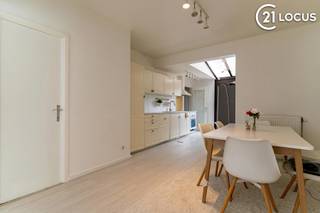 <p>Located in a quiet and easily accessible residential area, this move-in ready family home offers a living area of 163 m². Originally built in 1967, the property underwent a full renovation in 2022, combining modern comfort with solid construction.</p>
<p>Upon entering, you are welcomed in a practical entrance hall leading to the living spaces. The house features a pleasant 25 m² living room offering a comfortable living environment. Adjacent is the fully equipped kitchen with modern appliances, including an induction cooktop.</p>
<p>The property offers three full-sized bedrooms (15 m², 15 m² and 9 m²), suitable for family living, home office or hobby space. There are also two bathrooms, providing extra comfort and flexibility. The main bathroom of 13 m² is spacious and fully equipped.</p>
<p>Additionally, the property includes a 7 m² basement, a 15 m² garage and an extra outbuilding of 15 m².</p>
<h3>Comfort and features</h3>
<ul>
<li>3 bedrooms</li>
<li>2 bathrooms</li>
<li>Fully equipped kitchen</li>
<li>Individual gas heating</li>
<li>Air conditioning</li>
<li>High-performance glazing (aluminium and wood)</li>
<li>Renovation in 2022</li>
<li>Garage, basement and outbuilding</li>
</ul>
<h3>Location</h3>
<ul>
<li>Shops: 100 m</li>
<li>Schools: 100 m</li>
<li>Public transport: 150 m</li>
<li>Sports centre: 200 m</li>
<li>Easy access to motorway</li>
</ul>
<h3>Additional highlights</h3>
<ul>
<li>G-score: A</li>
<li>P-score: A</li>
<li>Mobiscore: 6</li>
</ul>