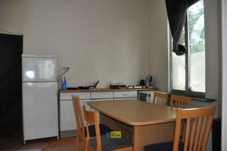 <p><span>Wij mogen u dit te renoveren handelshuis aan de Handelstraat, één van de grote winkelassen van Antwerpen-Noord, voorstellen.</span></p><p><span>Op wandel- en fietsafstand van Antwerpen station, Park Spoor Noord en het stadscentrum biedt deze woning een uitstekende locatie met openbaar vervoer om de hoek en de singel en ring vlakbij.</span></p><p><span> </span></p><p><span> </span></p><p><span>INDELING:</span></p><p><span> </span></p><p><span>De gelijkvloerse verdieping wordt volledig ingenomen door de handelszaak. Er is een aparte inkomdeur zodat het volledig apart gebruikt kan worden van het leefgedeelte.</span></p><p><span>De publieke ruimte situeert zich over de gehele diepte van het gebouw. Een groot glaspartij vooraan geeft binnen volop licht en zicht.</span></p><p><span>De handelszaak bestaat uit een commerciële ruimte van maar liefst ca. 70m², een gastentoilet en een voorraadkelder.</span></p><p><span> </span></p><p><span>Het woongedeelte is 140m² groot en werd als volgt ingedeeld:</span></p><p><span>Op de 1e verdieping met de ruime, lichtrijke woonkamer, keuken en badkamer.</span></p><p><span>Neem je de trap tot de 2e verdieping, dan bereik je de 3 ruime slaapkamers met toegang tot de zolderkamer.</span></p><p><span> </span></p><p><span> </span></p><p><span>KWALITEITEN:</span></p><p><span> </span></p><p><span>- Centrale locatie</span></p><p><span>- Een kwalitatieve en stabiele zaak huurt de handelsgelijkvloers tot 30 september 2031</span></p><p><span>- Asbestveilig</span></p><p><span> </span></p><p><span> </span></p><p><span>Bent u geïnteresseerd in dit interessant project? Contacteer ons via 03 644.00.88 of <span>info@immodelaet.be</span></span><span> en dan plannen we samen een bezoek in.</span></p><p><span> </span></p>