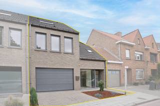 Bent u op zoek naar een instapklare woning op een toplocatie? Deze verzorgde rijwoning met inpandige garage, gelegen in het centrum van Sint-Michiels, combineert een uitstekende bereikbaarheid met hedendaags wooncomfort. Winkels, scholen, het station, openbaar vervoer en belangrijke invalswegen bevinden zich op wandel- of fietsafstand, waardoor u hier geniet van een bijzonder praktische ligging.<br />De woning werd gebouwd in 2008 en kreeg in 2026 een volledige opfrisbeurt, waaronder een nieuwe keuken. Dankzij het EPC-label B (193 kWh/m²/jaar) is er bovendien geen renovatieplicht. De conforme elektrische installatie, aluminium ramen met HR-beglazing, centrale verwarming op aardgas, airco en regenwaterput zorgen voor extra comfort.<br />Op het gelijkvloers vindt u een inkomhal, bureauruimte, dressing, ruime inpandige garage en een onderhoudsvriendelijk terras. De eerste verdieping omvat een lichtrijke leefruimte, een volledig vernieuwde keuken, badkamer en apart toilet. Op de tweede verdieping bevinden zich twee slaapkamers, waarvan één voorzien is van airco, en een praktische berging met mogelijkheid tot extra toilet. <br />Een ideale woning voor wie zonder zorgen wil verhuizen naar een centrale en vlot bereikbare locatie.<br />De vermelde prijs is een richtprijs. Elk bod hoger of lager dan de vermelde prijs wordt overgemaakt aan de eigenaar die zich het recht voorbehoudt om dit al dan niet te aanvaarden. EPC: 193 kWh/(m²jaar) Ref. BR00504