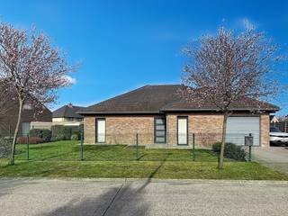 Stijlvol wonen in alle rust – een alleenstaande parel in het hart van Petegem-aan-de-Leie.Welkom in deze prachtige open bebouwing aan de Meirelos 42,...