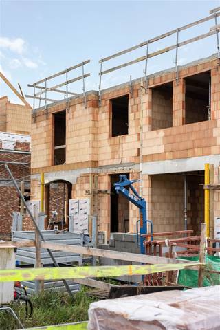 <p><span>Nieuwbouwwoning met drie slaapkamers en inpandige garage op uiterst centraal doch rustig gelegen perceel te Zonhoven.</span></p><p><span> </span></p><p><span>Ontworpen voor gezinnen en levensgenieters die nét dat tikkeltje meer verwachten. Elke woning heeft haar eigen karakter en indeling, steeds uitgerust met de beste materialen en nieuwste technieken.</span></p><p><span> </span></p><p><span>Belangrijkste troeven:</span></p><p><span>- Centrale en zeer rustige ligging</span></p><p><span>- Kwalitatief afgewerkt</span></p><p><span>- Bewoonbare oppervlakte van 226,8m²</span></p><p><span>- Mogelijkheid tot 4de slaapkamer</span></p><p><span>- Inpandige garage</span></p><p><span>- E-peil 20 met optie tot E10 of E0</span></p><p><span>- Warmtepomp, Zonnepanelen en Ventilatie D</span></p><p><span>- Eigen keuze tot afwerken van woning</span></p><p><span> </span></p><p><span>Bekijk zeker ook de grondplannen met de afmetingen. Zo krijgt u van thuis uit al een perfect beeld van wat deze woning te bieden heeft!</span></p><p><span> </span></p><p><span>Wenst u meer info of een vrijblijvende afspraak, contacteer dan ons kantoor op het nummer 011 85 15 15 en wij helpen u graag verder.</span></p>