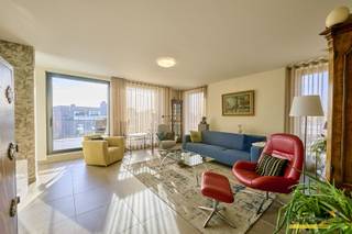 In de onmiddellijke periferie van Lommel Centrum staat dit recent penthouse op nieuwe bewoners te wachten. Het appartement is bereikbaar via een...