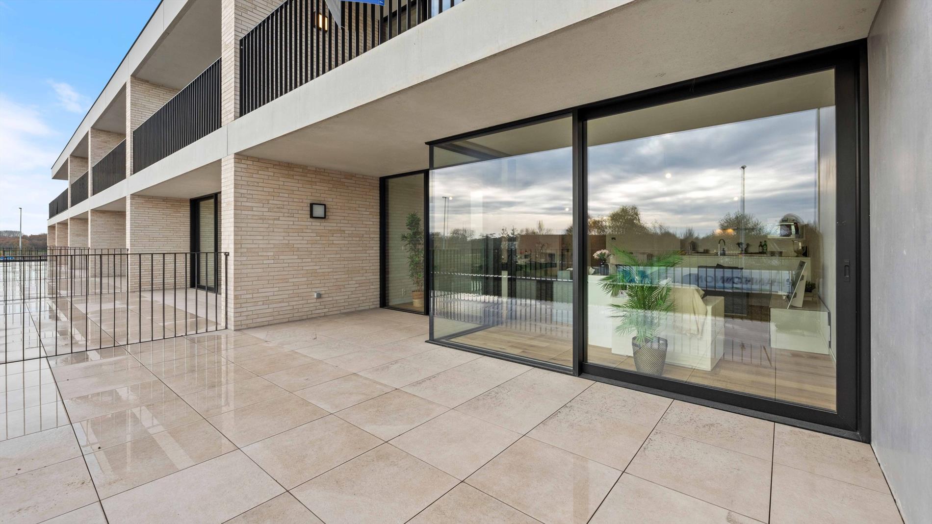 Stijlvol en energiezuinig nieuwbouwappartement met 2 slaapkamers te koop aan de rand van Veurne - foto 1