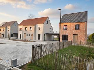 In de Jozef Verduynstraat in Ruddervoorde bouwt Danneels ruime energiezuinige gezinswoningen in stijlvolle architectuur. De woningen zijn ideaal gelegen; in een verkeersluwe straat in het centrum, dicht bij alle voorzieningen.<br /><br />Op het lot 4 bouwen we een fraaie open bebouwing in moderne stijl, goed voor 169 m² woonoppervlakte.<br /><br />Met o.m. een open ingedeelde woonkamer, ingerichte eilandkeuken en badkamer, ruime tuin met gezellig terras, 3 mooie slaapkamers, oprit, carport, … vind je hier alles wat een gezin verlangt.<br /><br />Deze bijna-energieneutrale woning (E-peil 21) is uitgerust met een geothermische warmtepomp, vloerverwarming, zonnepanelen en een ventilatiesysteem met warmterecuperatie.<br /><span>Danneels werkt deze woning sleutel-op-de-deur voor je af en jij kiest zelf jouw keuken- en badkamerinrichting en de vloer- en wandtegels bij onze partners. </span><br /><br /><span>De totaalprijs en de oplevertermijn liggen vooraf vast en jouw klantenbegeleider staat voor je klaar.</span><br /> 