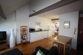 <p><span>CENTRUM</span><span>: Zeer gunstig gelegen studio op toplocatie Antwerpen centrum. </span></p><p><span>De studio is instapklaar en beschikt over leefruimte op plankenvloer met open keuken (vuur + dampkap), badkamer (douche, toilet en enkele lavabo)</span></p><p><span>Onder dak mezzanine die benut wordt als slaapruimte. </span></p><p><span>Maandelijkse onkosten € 35 per maand. </span></p><p><span>Gas (verwarming) en elektriciteit individueel te betalen. </span></p>