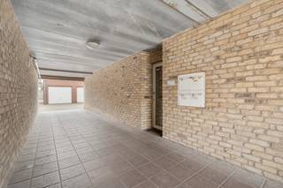 [[ DIT PAND NEEMT DEEL AAN DE ERA OPEN HUIZEN DAG OP 19/9 VAN 17:30 TOT 18:30 ]]
<p>Ruim appartement in het centrum van Zulte met garage inbegrepen.</p>

<p> </p>

<p>Dit appartement uit bouwjaar 2000 combineert een centrale ligging met een praktische indeling en aangename woonruimte. Dankzij de ligging nabij het centrum en de vlotte verbinding met belangrijke invalswegen geniet u hier van een uitstekende bereikbaarheid. De ruime leefruimtes en drie slaapkamers maken dit appartement ideaal voor gezinnen of wie extra ruimte zoekt. Bovendien beschikt het pand over een EPC-label C, wat zorgt voor een gunstige energieprestatie. De garage is inbegrepen in de prijs.</p>

<p> </p>

<p>Belangrijkste ruimtes:<br />• Inkomhal met apart toilet<br />• Ruime living met aangename lichtinval<br />• Eetkamer aansluitend op de leefruimte<br />• Functionele keuken met praktische indeling<br />• Berging voor extra stockage en huishoudelijke voorzieningen<br />• Ruime badkamer met alle nodige comfort<br />• 3 kamers<br />• Terras om buiten te genieten<br />• Garage inbegrepen in de prijs</p>

<p> </p>

<p>Troeven:<br />• Ruim appartement met 3 slaapkamers<br />• EPC-label C<br />• Garage inbegrepen in de prijs</p>

<p> </p>

<p>Neem vandaag nog contact op voor een bezoek aan dit appartement in Zulte.</p>

<p> </p>

<p>JOUW DROOMAPPARTEMENT. ZO GEVONDEN!</p>
