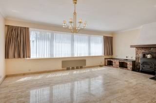 <p>Ben je op zoek naar een te renoveren gezinswoning in Liedekerke met veel ruimte en een rustige ligging? Dan is deze bel-etage woning in een residentiële wijk zeker het ontdekken waard.</p><p>De woning werd gebouwd in 1977 en vormt een uitstekende basis voor wie een woning volledig naar eigen smaak wil inrichten. Op het gelijkvloers bevinden zich de inkomhal, een ruime garage, verschillende bergruimtes en de tuin.</p><p>De eerste verdieping beschikt over een lichtrijke leefruimte van 32m², een gesloten keuken, een gastentoilet en een aangenaam terras met rechtstreekse toegang tot de tuin.</p><p>Op de tweede verdieping vind je drie ruime slaapkamers, een dressingruimte en een badkamer met ligbad en toilet. Daarnaast beschikt de woning over een ruime zolder die momenteel als opslagruimte wordt gebruikt.</p>