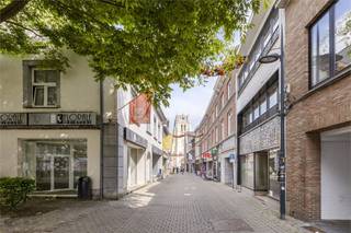 In het centrum van Tongeren, in een bruisende winkel-wandelstraat en op een steenworp van de Grote Markt, ligt dit multifunctionele handelspand. Hoewel het momenteel is opgenomen in het leegstandsregister, laat het geldende Ruimtelijk Uitvoeringsplan (RUP) toe om het pand volledig om te vormen tot een residentiële woning.<br /><br />Het gelijkvloers heeft een oppervlakte van 197 m² en biedt tal van mogelijkheden voor herinrichting, zowel commercieel als residentieel.<br /><br />Voor meer informatie kan u contact opnemen op het nummer 012 23 23 11 of via immo@confideo.be.