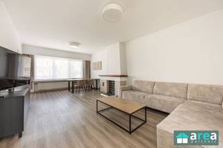 <p><span>Gelegen op een centrale locatie in Hoboken bevindt zich dit lichtrijke appartement met een vlotte bereikbaarheid en alle dagelijkse voorzieningen binnen handbereik. Dankzij de nabijheid van de A12, de Antwerpse Ring (R1) en het openbaar vervoer geniet u van een uitstekende verbinding naar Antwerpen en de omliggende gemeenten/steden. In de directe omgeving vindt u supermarkten, winkels, scholen, horecazaken en sportfaciliteiten. Daarnaast liggen ook Park Sorghvliedt en de Hobokense Polder vlakbij, ideaal voor wie graag geniet van groen en ontspanning.</span></p><p><span>Grootste troeven:</span></p><p><span>- Gerenoveerd en instapklaar <br />- Driedubbel glas<br />- Gunstige EPC-score B<br />- Terras<br />- Autostaanplaats</span></p><p><span>Indeling</span><span>:</span></p><p><span>Via de inkomhal, voorzien van voldoende ingebouwde kasten, bereikt u de ruime lichtrijke leef- en eetruimte, het gastentoilet en de badkamer. Het appartement beschikt over twee ruime volwaardige slaapkamers van 16 m² en 12 m², waarvan de grootste slaapkamer toegang biedt tot het zonnige terras. De volledig geïnstalleerde keuken is uitgerust met alle nodige toestellen en voldoende kastruimte. De badkamer beschikt over een ligbad, wastafel en aansluiting voor een wasmachine. Tot slot is er een private autostaanplaats in de gemeenschappelijke garage met elektrische sectionaalpoort.</span></p><p><span>Het appartement kan desgewenst ook volledig gemeubeld worden aangekocht. De meubels zijn bespreekbaar en zijn dus optioneel mee aan te kopen.</span></p><p><span>Voor meer informatie kan u terecht bij Area Partners: <span>info@area.be</span></span><span> of 03/284.60.60</span></p>