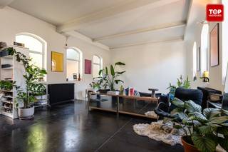 <p>Gelegen in een rustige, aangename straat in Gentbrugge bevindt zich deze charmante loft, waar comfortabel wonen en een uitstekende bereikbaarheid hand in hand gaan. Op slechts enkele minuten fietsen van het stadscentrum geniet u hier van de ideale combinatie tussen een kalme woonomgeving en de nabijheid van winkels, openbaar vervoer, scholen en andere voorzieningen.<br /><br />Via de Kerkstraat bereikt u het eigendom langs een verzorgde gemeenschappelijke buitenruimte, die meteen een warme en uitnodigende eerste indruk geeft. Bij het betreden van het appartement komt u rechtstreeks in de ruime en lichtrijke leefruimte. De grote raampartijen zorgen voor een open sfeer en laten het natuurlijke licht volop binnenstromen. Aansluitend vindt u de moderne, volledig uitgeruste keuken, die naadloos aansluit op de leefruimte. Vanuit de keuken heeft u toegang tot een gezellig terras, perfect om in alle rust te genieten van een koffiemoment of een zonnige namiddag. <br /><br />De moderne badkamer is stijlvol afgewerkt en voorzien van alle hedendaagse comfort, waardoor dit appartement een ideale woonplek vormt voor wie op zoek is naar kwaliteit en gezelligheid.<br /><br />Op het tussenverdiep bevindt zich een praktische bureelhoek, ideaal voor thuiswerk of studieruimte. Verderop komt u in de lichtrijke slaapkamer, die een gevoel van rust en comfort uitstraalt. <br /><br />Beschikbaar bij akte! <br /><br />Contacteer Topvastgoed voor een afspraak op 0475 700 700.</p>