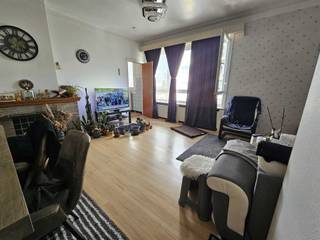 <p><span>2140: Xaveriusstraat : op wandelafstand Rivierenhof.</span></p><p><span> </span></p><p><span>Dit appartement op de derde verdieping bevindt zich tegelijk dicht bij de stad (de Roma, Turnhoutsebaan, Astridplein etc. maar eveneens dichtbij een groene omgeving.</span></p><p><span>Het appartement heeft 2 slaapmakers en ruime badkamer. Ook de living is groot en heeft veel lichtinval.</span></p><p><span>Fietsenstalling en een kelder zijn aanwezig. Er is ook een lift aanwezig.</span></p><p><span> </span></p><p><span>Indeling:</span></p><p><span> </span></p><p><span>hal: 5 m²</span></p><p><span>living: 30 m²</span></p><p><span>keuken: 6 m²</span></p><p><span>badkamer</span></p><p><span>slaapkamer: 12 m²</span></p><p><span>kamer: 4 m²</span></p><p><span> </span></p><p><span>Momenteel is het appartement verhuurd aan 620 € + provisie kosten. Als opbrengsteigendom dus eveneens mogelijk.</span></p><p><span> </span></p>