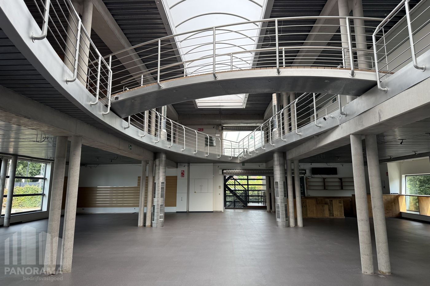 Bâtiment industriel de 1.535 m² bénéficiant d’une excellente visibilité le long de la N6. - photo 4
